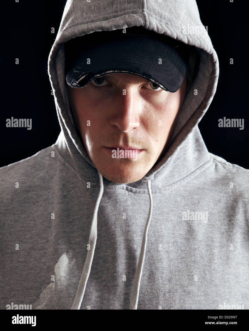 Porträt eines Mannes trägt eine Sweatshirt mit Kapuze Stockfoto