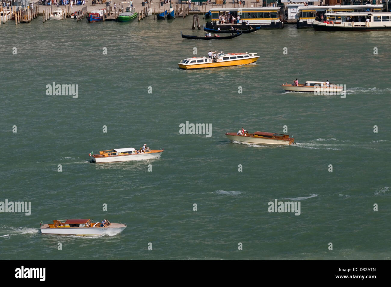 Bootsverkehr in den Canale della Giudecca, Venedig, Italien. Stockfoto