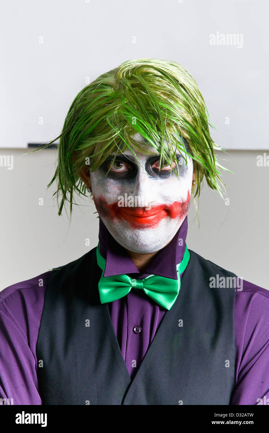 Junger Mann gekleidet wie der Joker mit verrückte grüne Haare sehr  chaotisch Make-up tragen kleine grüne Fliege, lila Collard Hemd  Stockfotografie - Alamy