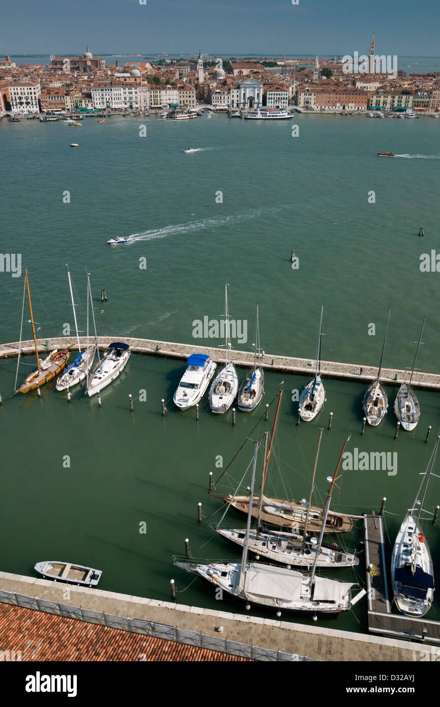 Boote vor Anker in den Bacino neben der Isola Di San Giorgio Maggiore und Castello, Venedig, Italien. Stockfoto
