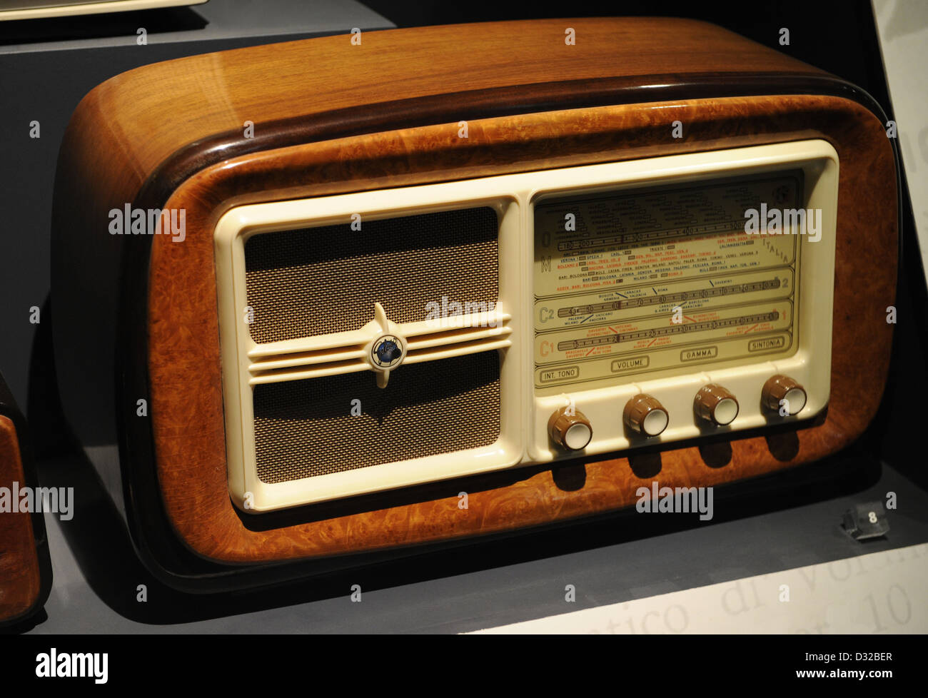 Funk-Empfänger mit Superhet-Schaltung, 4 Ventile, nur AM Empfang, Modell G175. 1952. Gelosa, Italien. Stockfoto