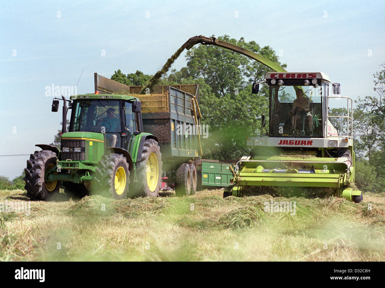 Silage-Ausschnitt-Maschine und Traktor, Barston, Warwickshire, England Stockfoto