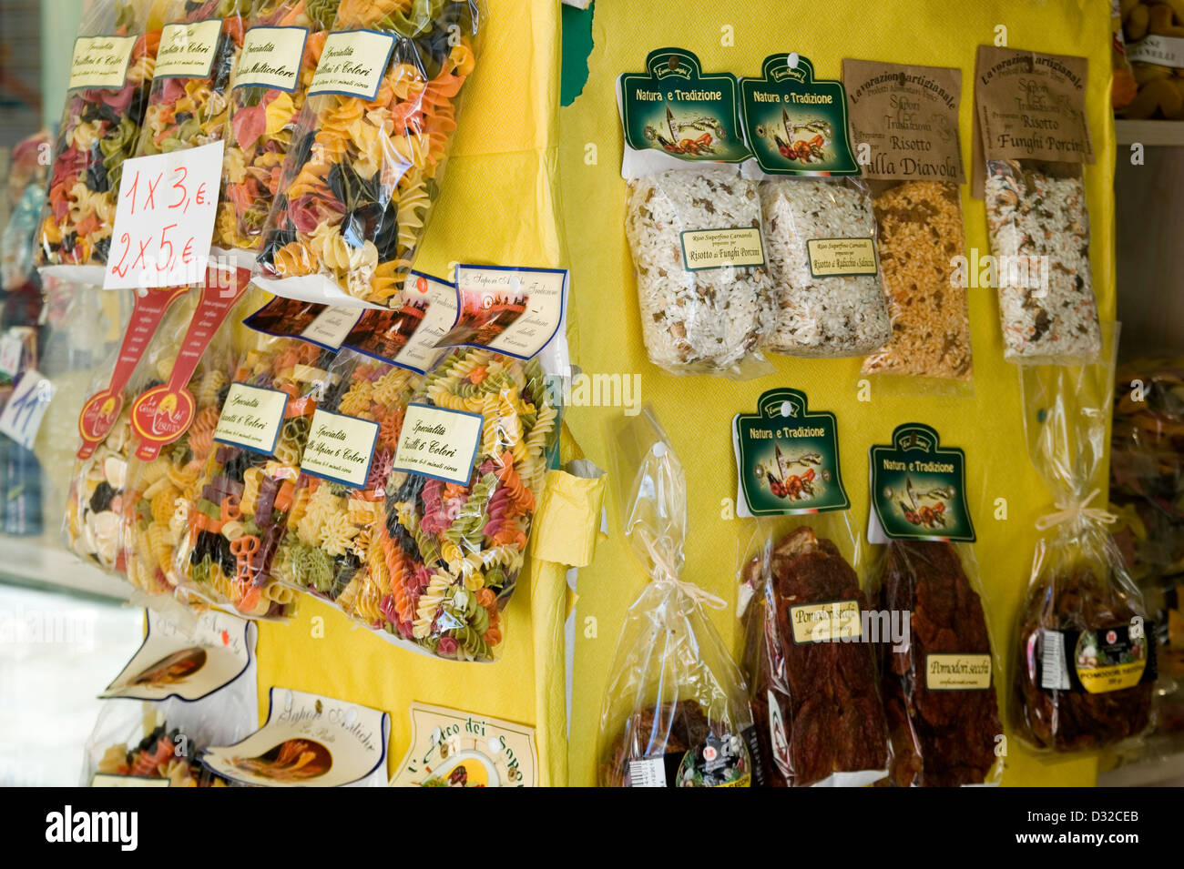 Eine Vielzahl von trocknet Nudeln in Ruga Vecia San Giovanni, San Polo, Venedig, Italien angezeigt. Stockfoto