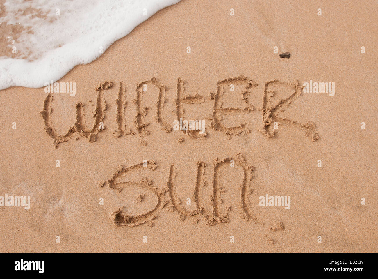 Wintersonne in den Sand am Strand geschrieben Stockfoto