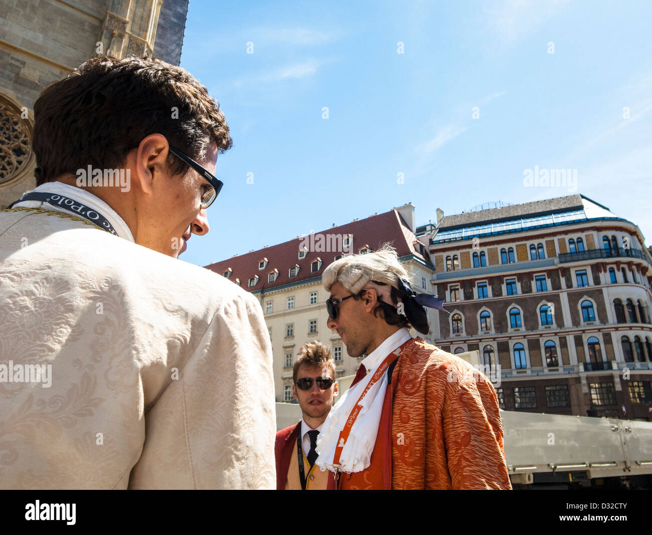 Tickets-Verkäufer in historischer Kleidung und Perücke vor der Stephansdom Stockfoto