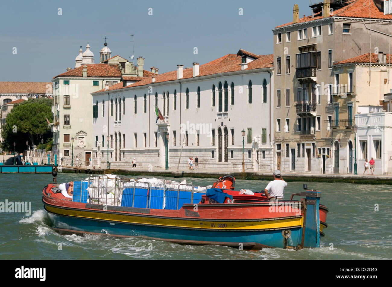 Ein Wäsche-Boot in Venedig, Italien. Stockfoto
