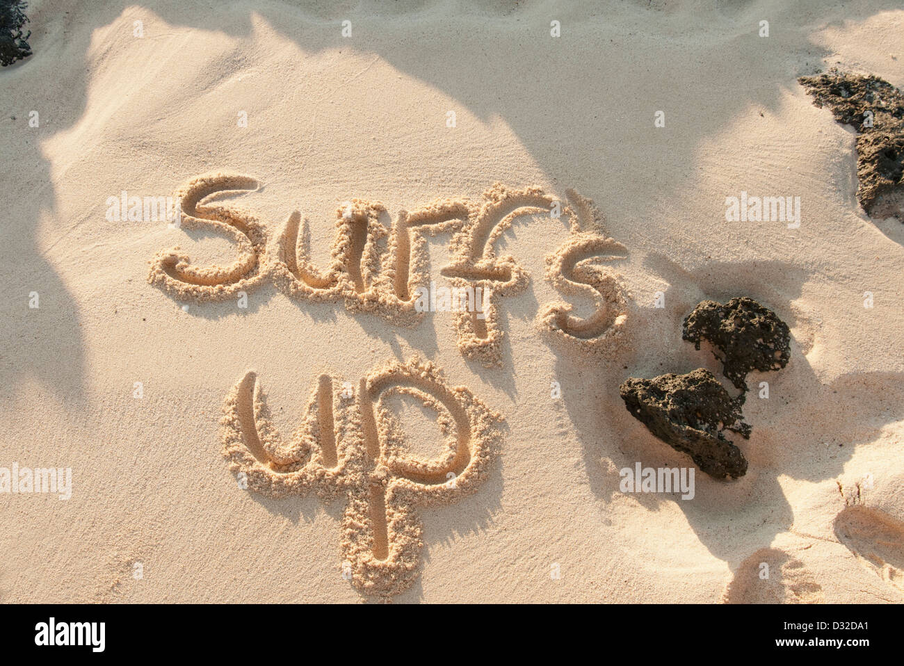 Surfs up geschrieben in den Sand am Strand Stockfoto