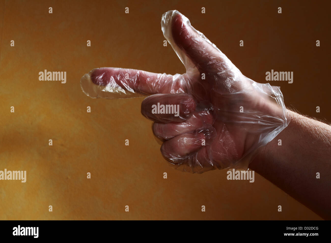 Hand in einer transparenten Kunststoff-Handschuh zeigt die Richtung Stockfoto