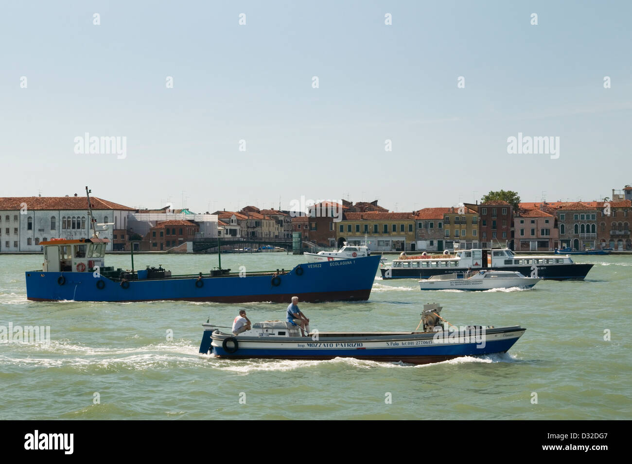 Bootsverkehr in den Canale Della Giudecca, Venedig, Italien. Stockfoto