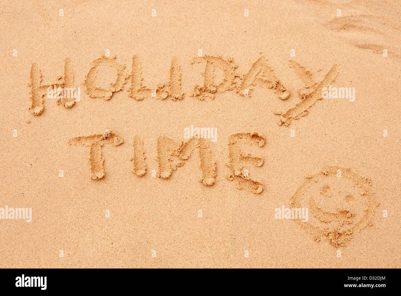 Urlaubszeit in den Sand am Strand geschrieben Stockfoto