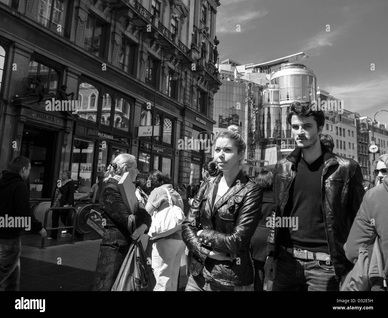 junger Mann, eine Frau die walking Street in sonnigen Tag Stockfoto