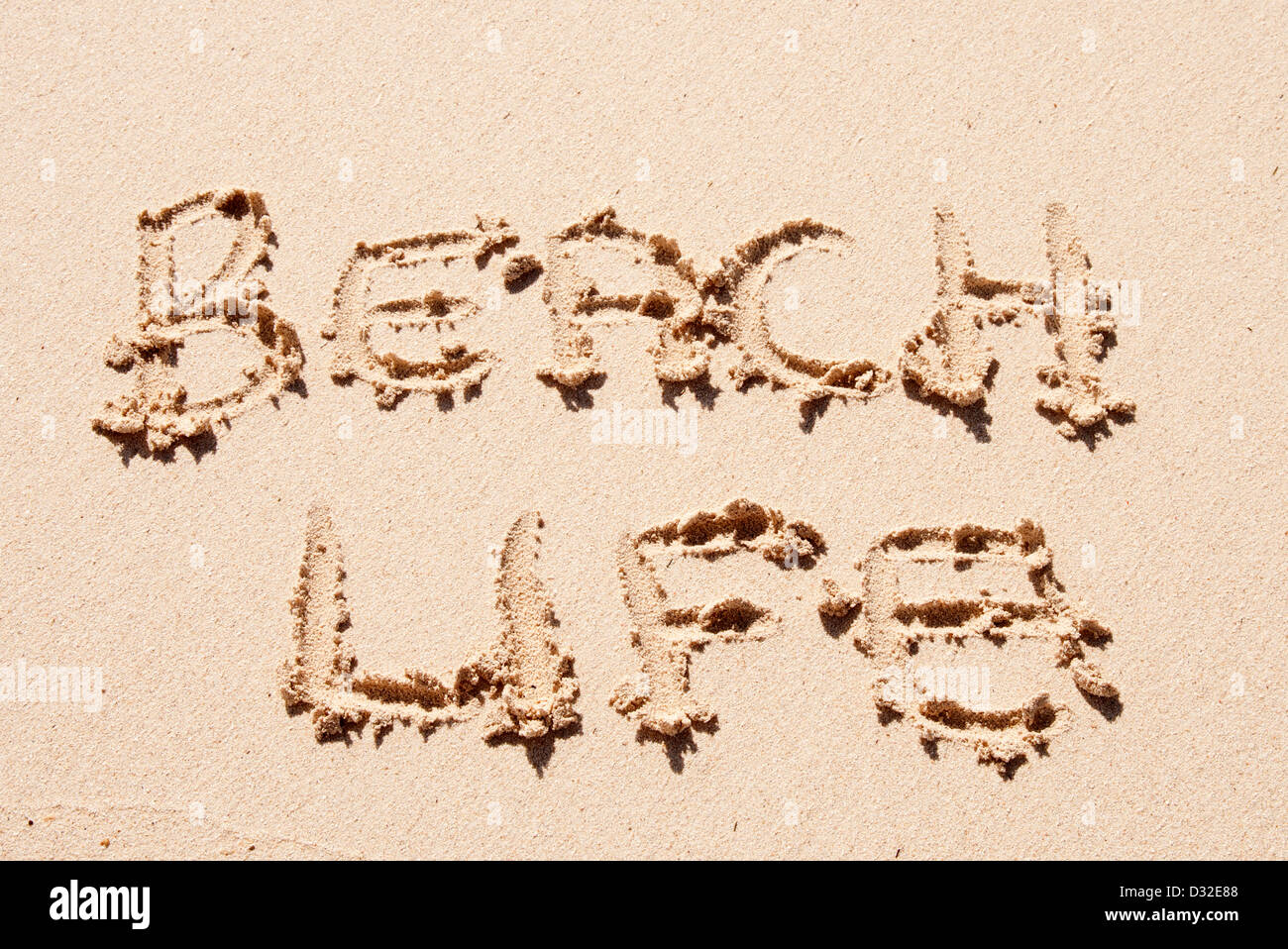 Strandleben in den Sand am Strand geschrieben Stockfoto