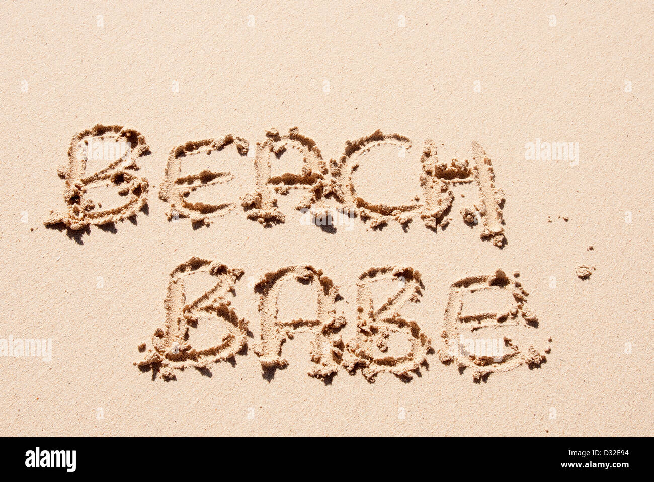 geschrieben in Sand am Strand Strand-babe Stockfoto