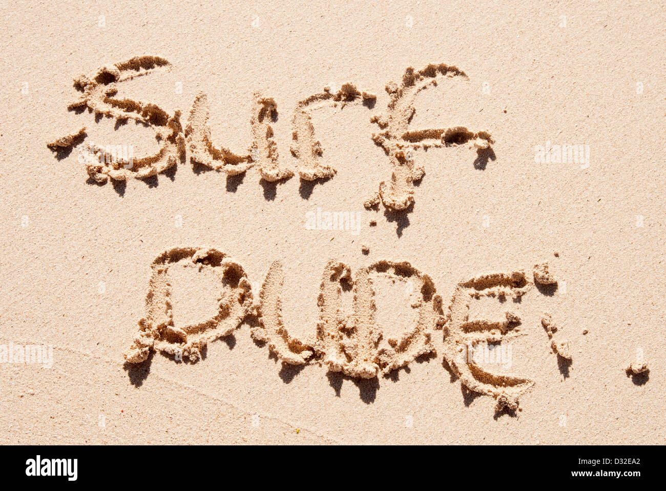 Surf-Dude geschrieben im Sand am Strand Stockfoto