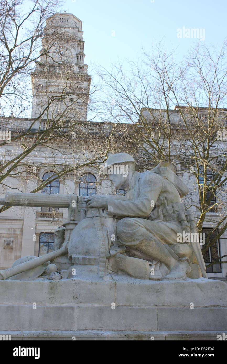 Eine alte machinegun Soldat, Stein Memorial in Portsmouth, England Stockfoto