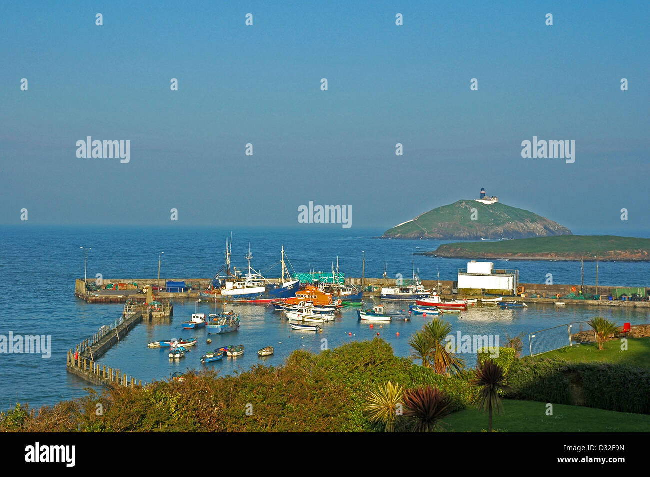 Insel-Leuchtturm und Hafen Ballycotton in der Abenddämmerung. Co Cork Eire April Stockfoto