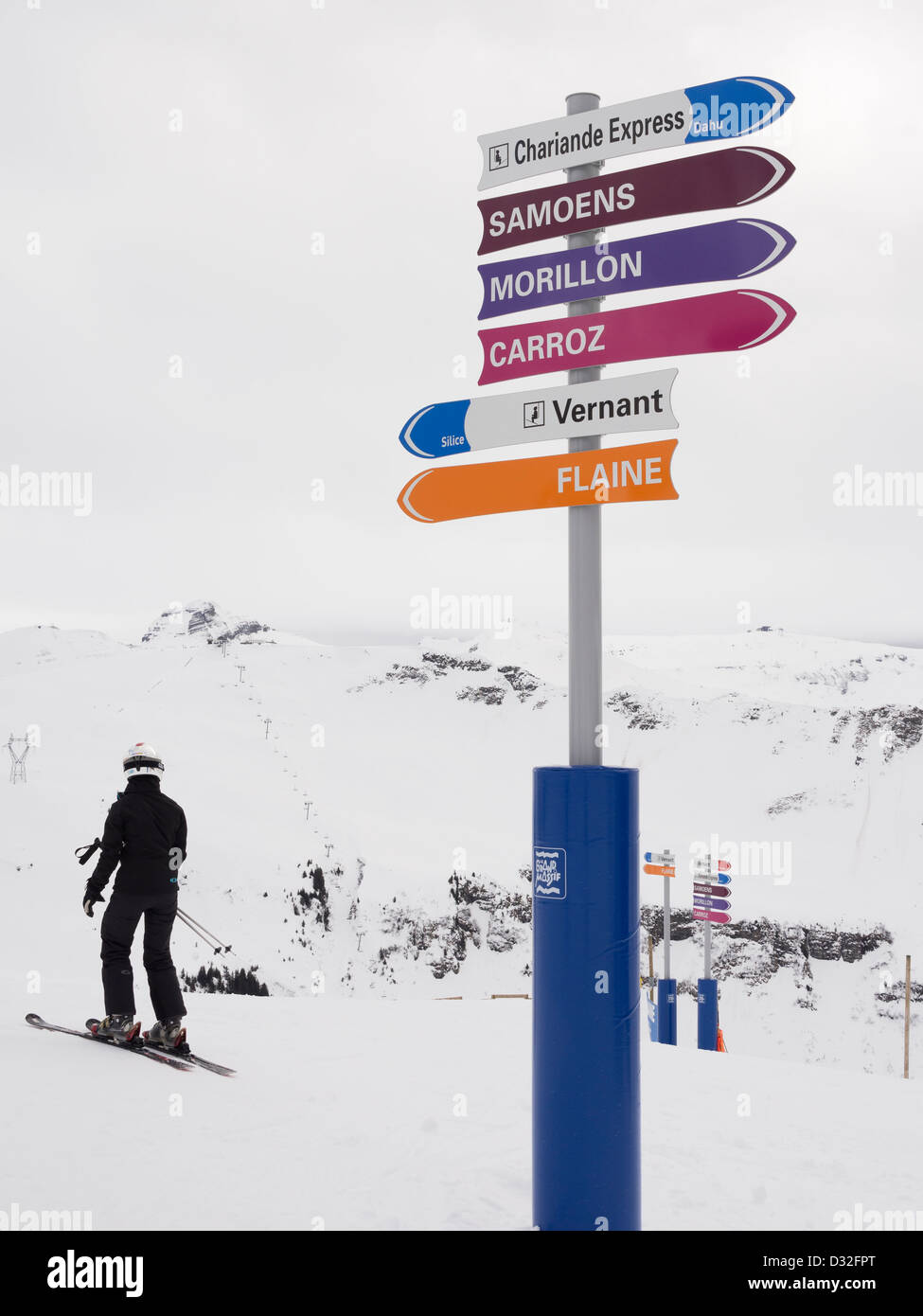 Skifahrer von Piste Richtungen Wegweiser auf Tete Des Saix im Grand Massif Skigebiet in französischen Alpen über Samoëns, Rhone-Alpes, Frankreich Stockfoto