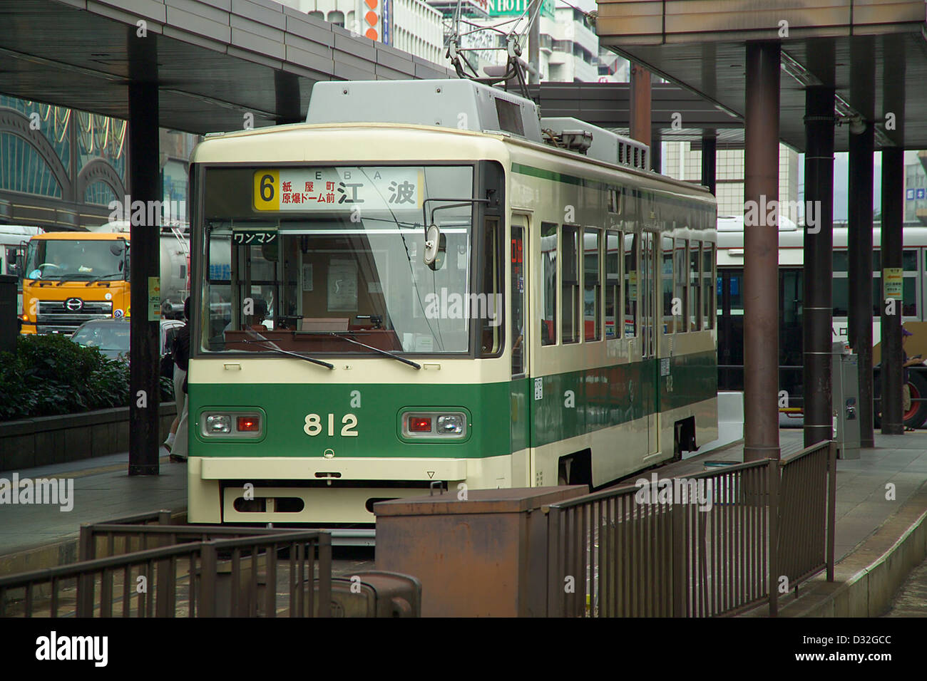 Eine Hiroden Straßenbahn Haltestelle Hiroden Hiroshima in Hiroshima, Japan. Stockfoto