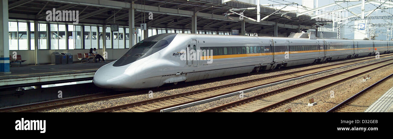 Rail-Star Zug auf Sanyo-Shinkansen in Fukuyama Station, Präfektur Hiroshima, Japan. Stockfoto