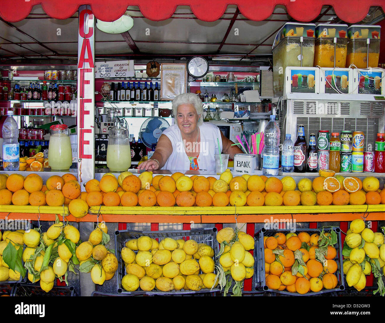 Portrait einer älteren Frau an einem Imbiss-Stand in Popmpeii Italien nur außerhalb des Geländes der Ruinen. Stockfoto