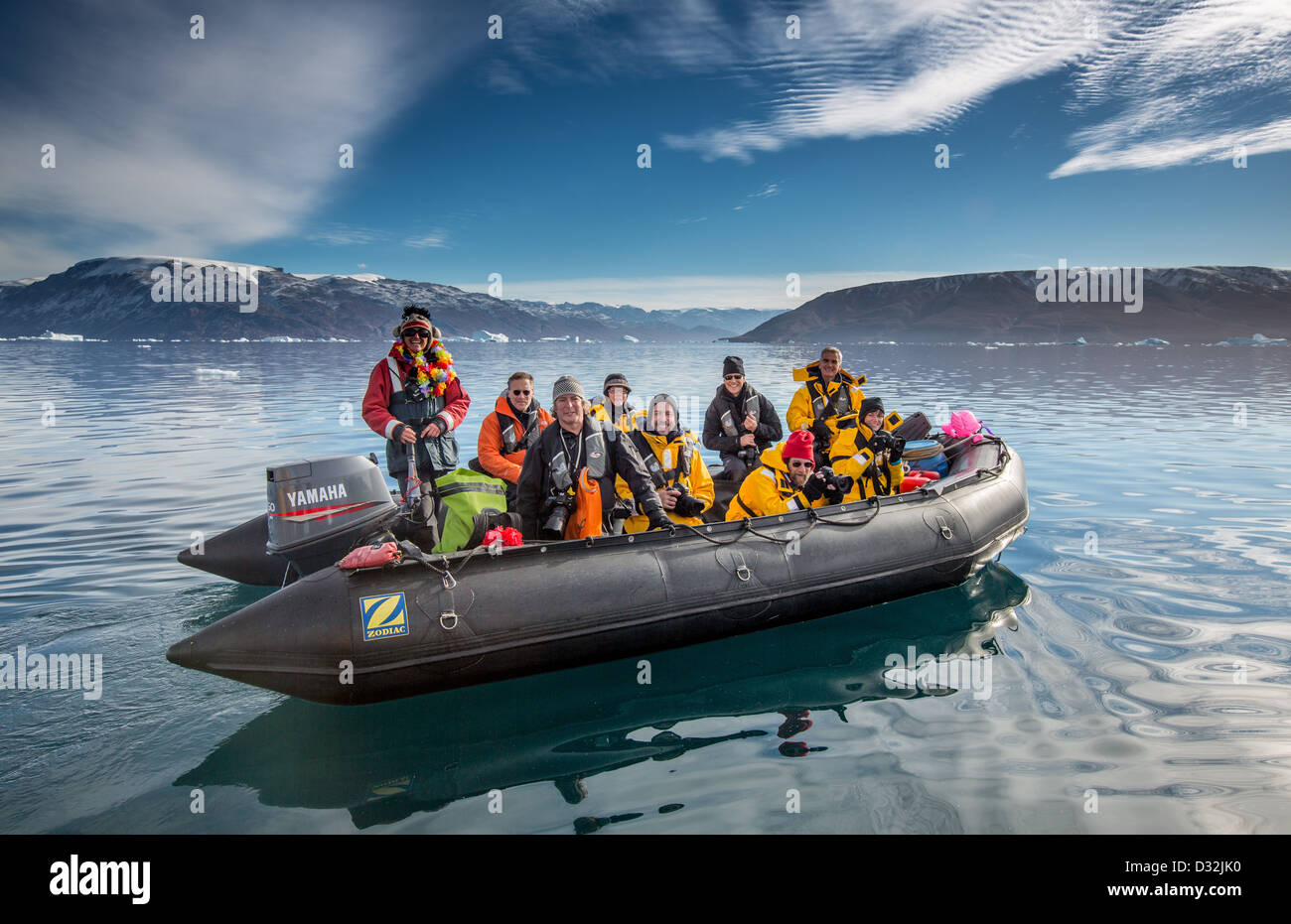 Touristen auf Zodiacs zu erkunden und zu fotografieren, Scoresbysund, Grönland Stockfoto
