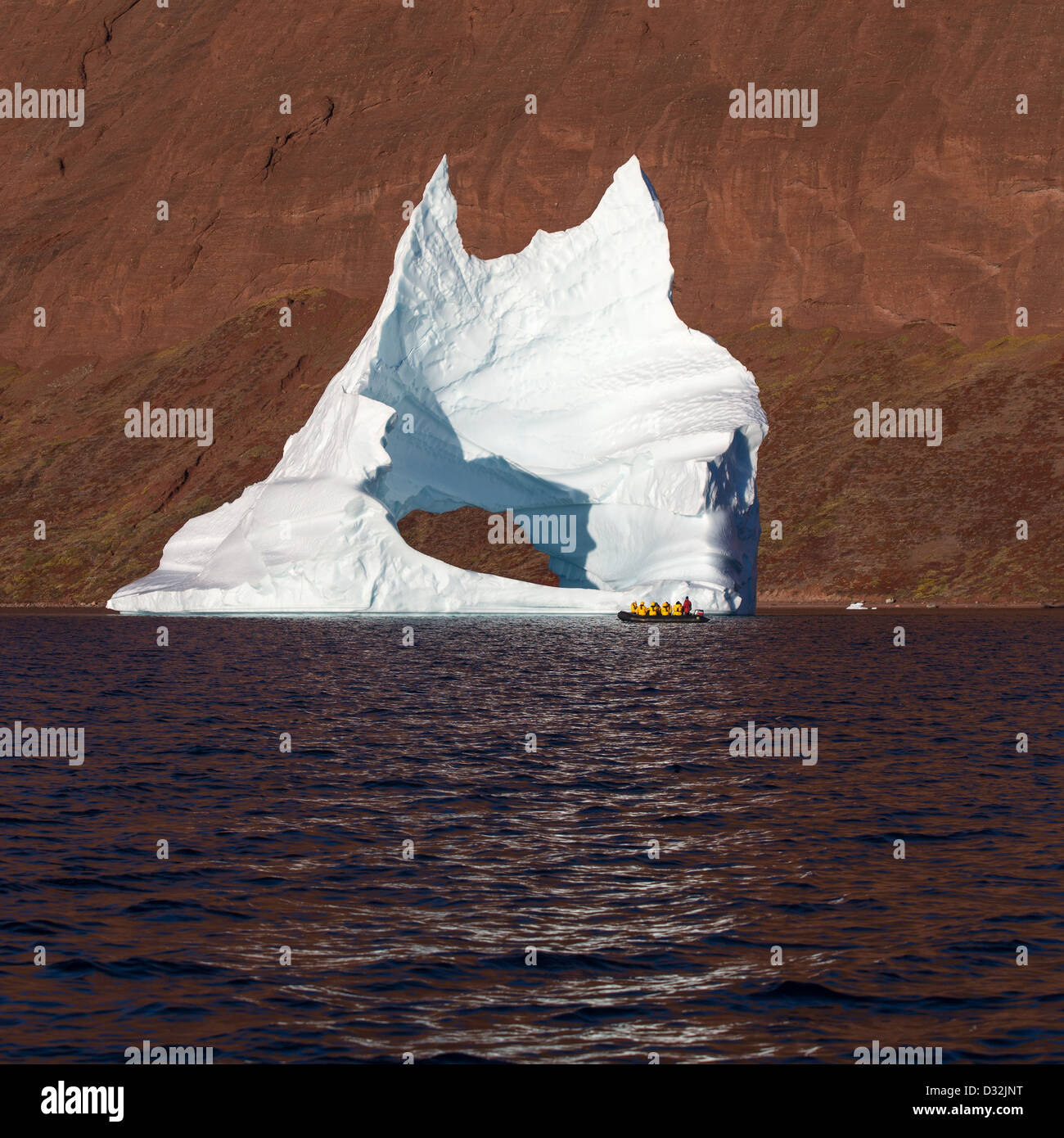 Tourist in ein Schlauchboot erkunden Eisberge, Scoresbysund, Grönland Stockfoto