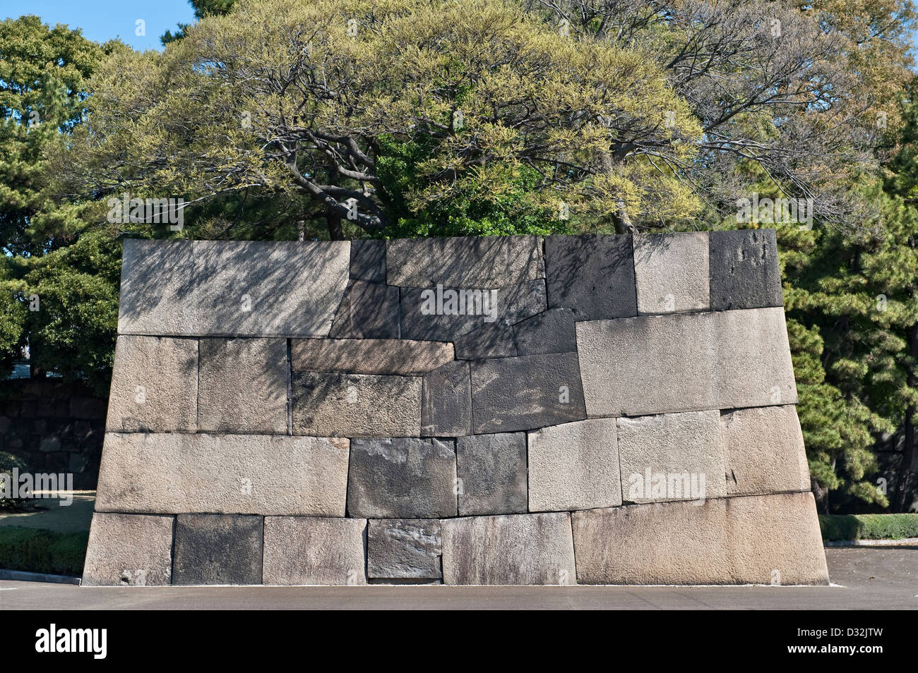 Im Japanischen Kaiserpalast in Tokio, Japan, umgeben massive Steinmauern Honmaru (die innere Zitadelle) Stockfoto