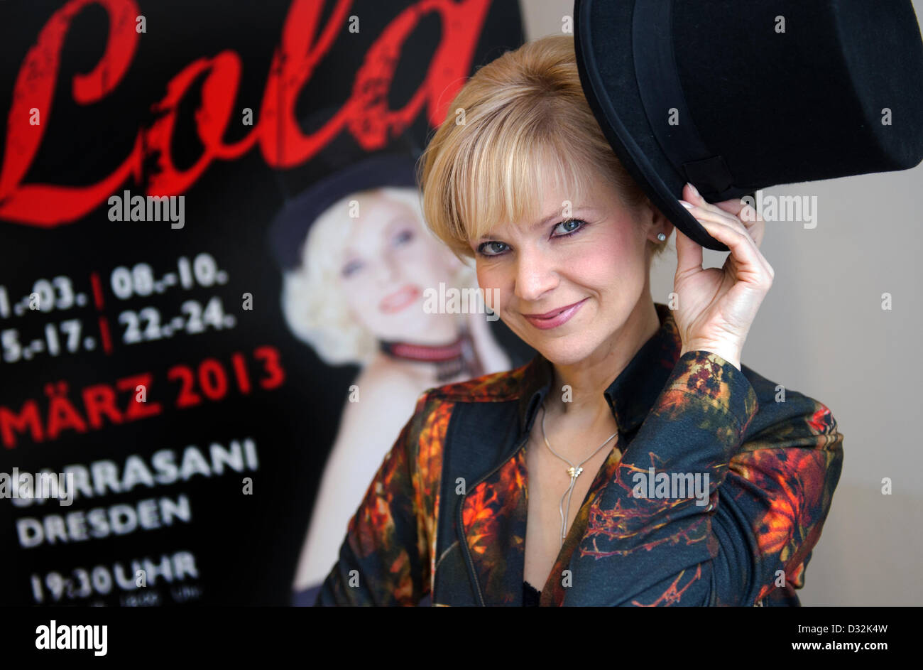 Dresden, Deutschland. 7. Februar 2013. Schauspielerin Andrea Kathrin Loewig stellt im Rahmen einer Pressekonferenz über den musikalischen "Lola" in Dresden, Deutschland, 7. Februar 2013. Das Musical mit Loewigs in der Hauptrolle öffnet am 1. März 2013 im Sarrasani Theater in Dresden. Foto: ARNO BURGI/Dpa/Alamy Live-Nachrichten Stockfoto