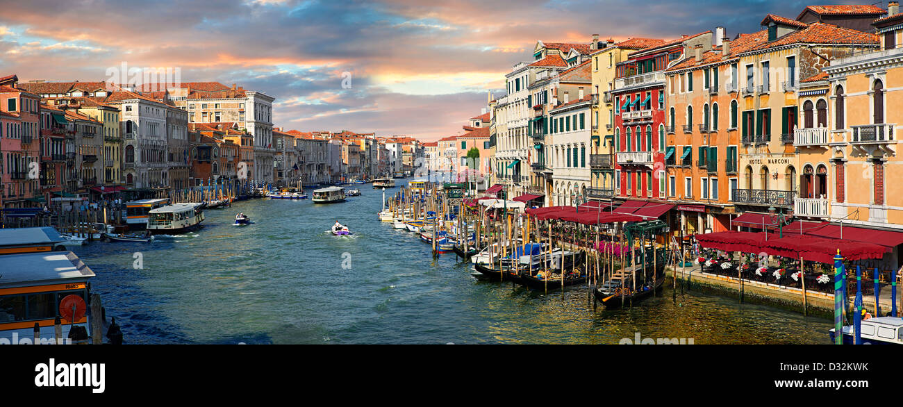 Der Canal Grande und Gondeln an Rialto Venedig, Italien Stockfoto