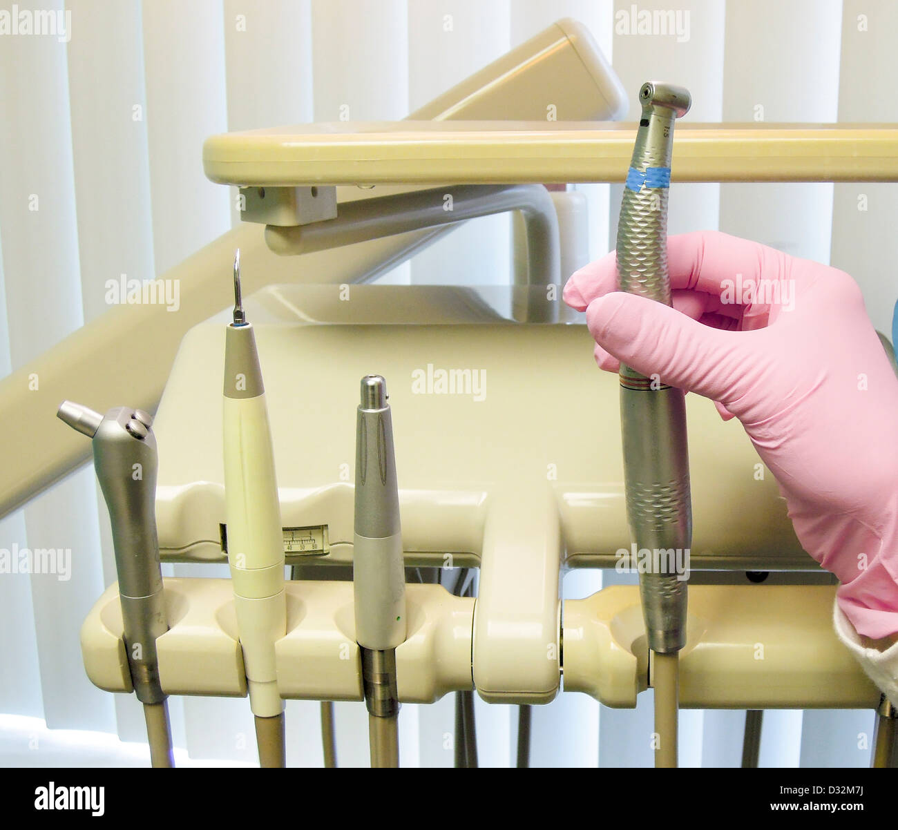 Elektrowerkzeuge für Zahnarzt Assistent von zahnärztlichen Arbeit Station Tablett im Besitz Stockfoto