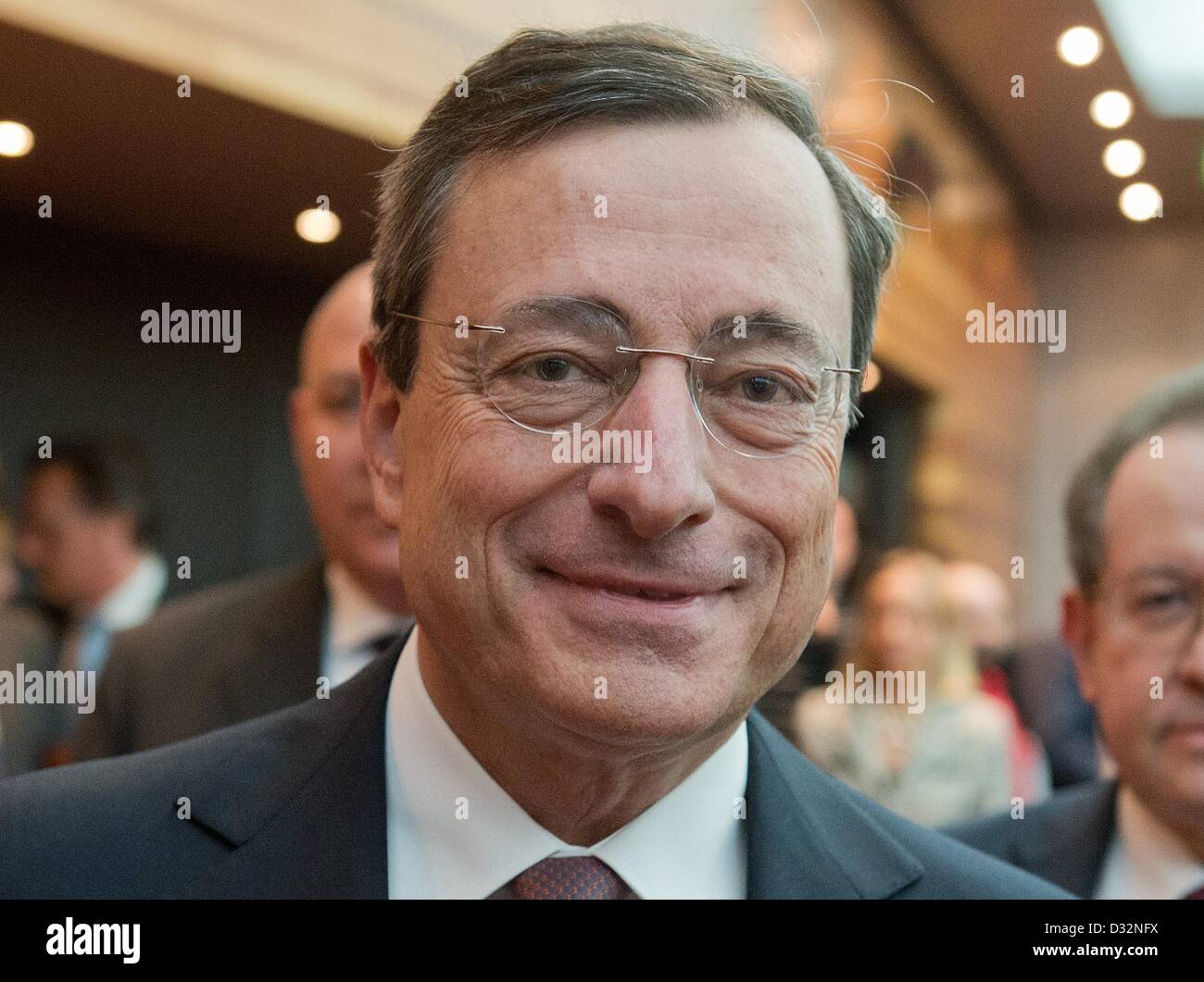 Frankfurt am Main, Deutschland. 7. Februar 2013. Frankfurt am Main, Deutschland. 7. Februar 2013. Präsident der Europäischen Zentralbank (EZB) Mario Draghi kommt bei der regulären Pressekonferenz der EZB nach Rat tagt in Frankfurt Main, Deutschland, 7. Februar 2013. Zinsen bleiben unverändert auf dem Rekordtief von 0,75 Prozent. Foto: BORIS ROESSLER/Dpa/Alamy Live News/Dpa/Alamy Live News Stockfoto