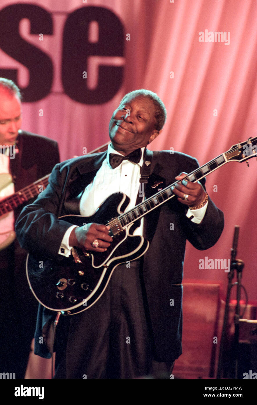 Blues-Legende b.b. King mit seiner Gitarre Lucille führen Sie für die erste Familie bei der Aufzeichnung der PBS spezielle Legenden des Blues: In Performance im Weißen Haus auf dem South Lawn des weißen Hauses 28. Juli 1999 in Washington, DC. Stockfoto