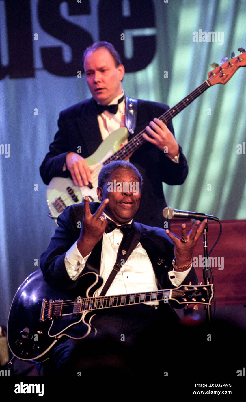 Blues-Legende b.b. King mit seiner Gitarre Lucille führen Sie für die erste Familie bei der Aufzeichnung der PBS spezielle Legenden des Blues: In Performance im Weißen Haus auf dem South Lawn des weißen Hauses 28. Juli 1999 in Washington, DC. Stockfoto