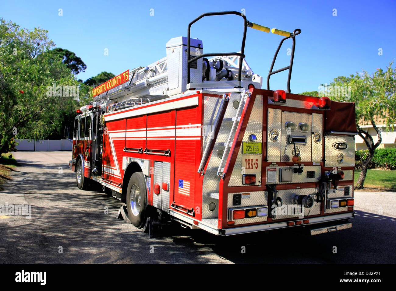 Sarasota County Fire Department LKW bei einem Aufruf in der Stadt suberbs Stockfoto