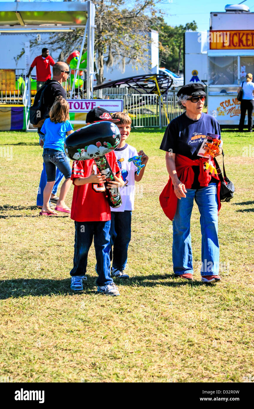 Oma und die Kinder bei der italienischen Fiesta in Sarasota Florida Stockfoto