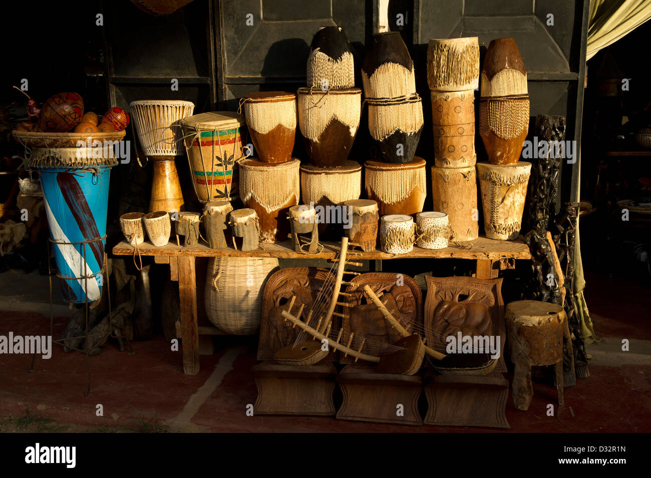 Souvenir speichern Verkauf Schlagzeug an der Craft Market, Malindi, Kenia Stockfoto