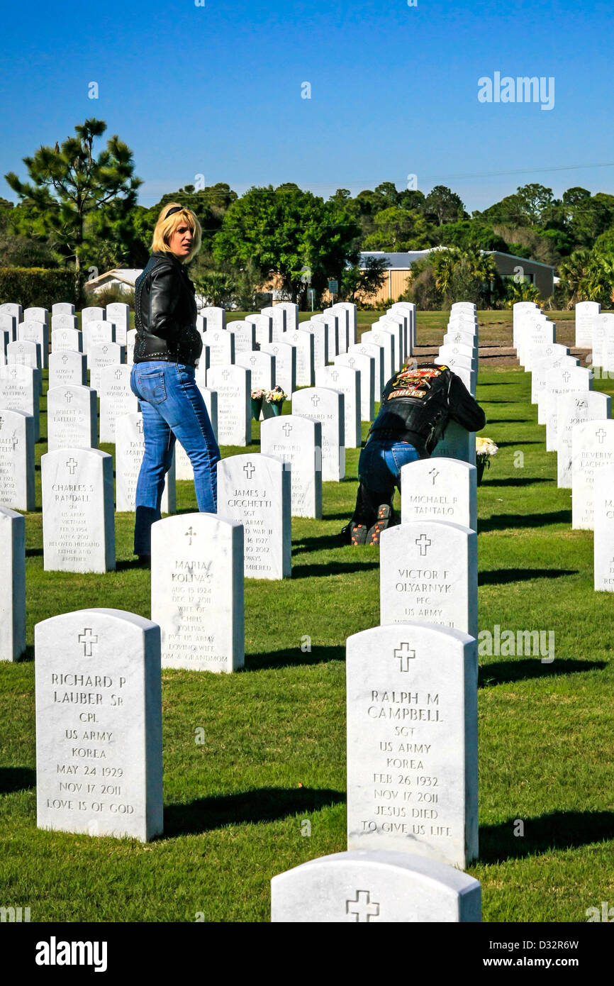 Vietnam-Veteran besucht einen Kumpel an der Florida Sarasota National Cemetery Stockfoto