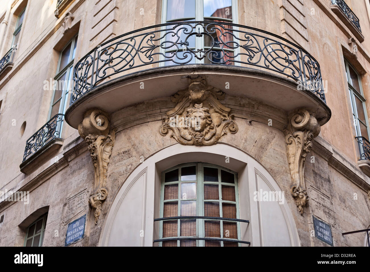 Reich verzierte Balkon an der Kreuzung der Rue des Grands-Augustins und Rue Saint-André des Arts, Paris, Frankreich Stockfoto