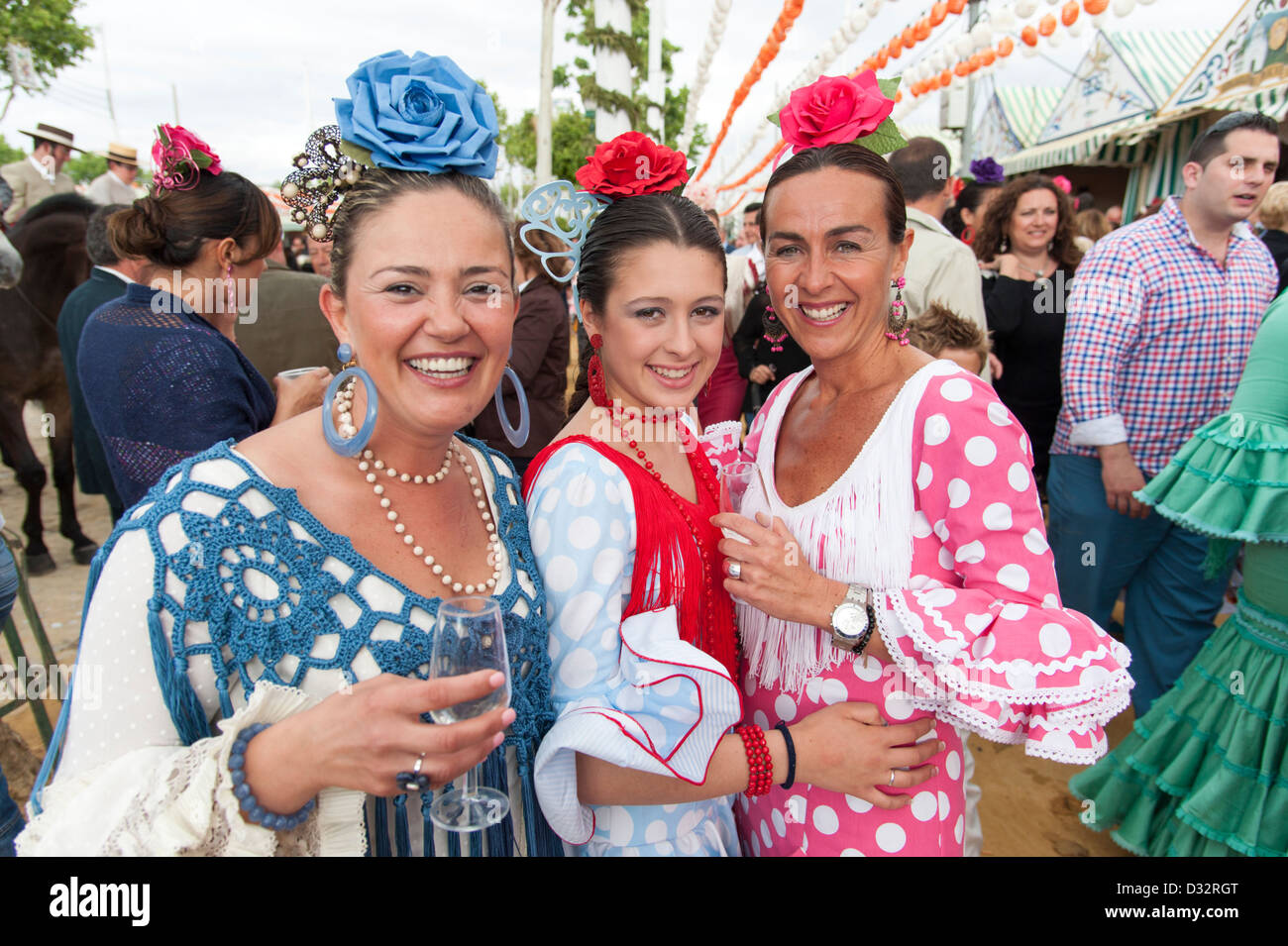Frauen genießen die Party in der Feria de Sevilla, Spanien Stockfoto
