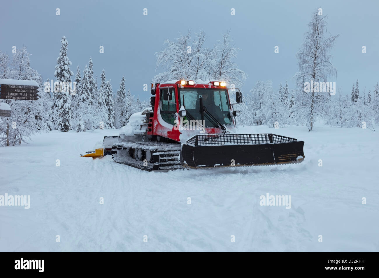 Pistebasher Pflege der Kreuz-Loipen in der Nähe von Yllas Finnisch-Lappland Stockfoto