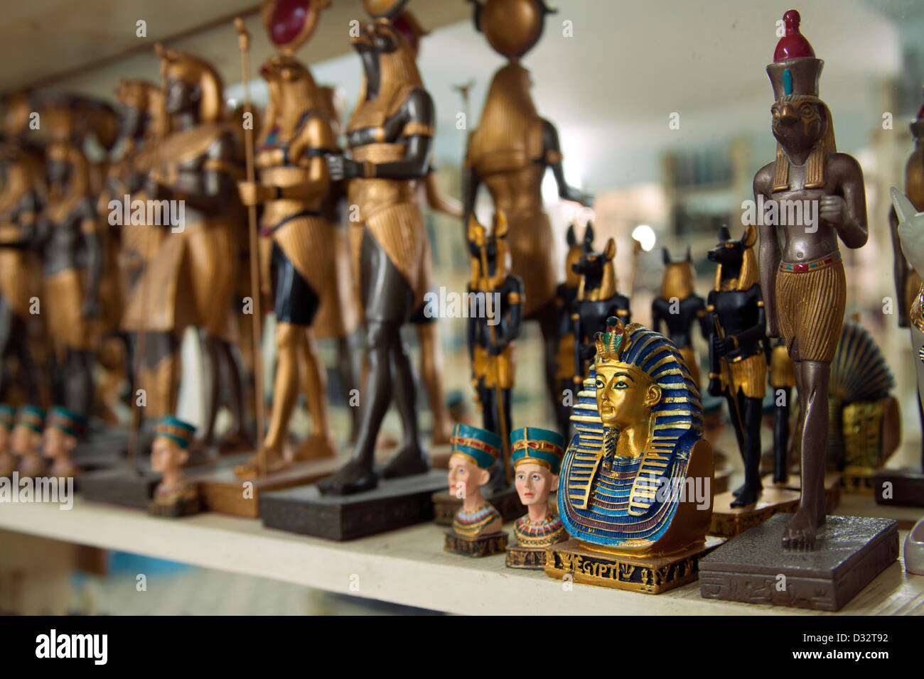 Stone Carving Souvenirs von Pharaonen und Götter auf Verkauf in einen touristischen Geschenkeladen in Luxor vertrackte, Skarabäen, Katzen Stockfoto