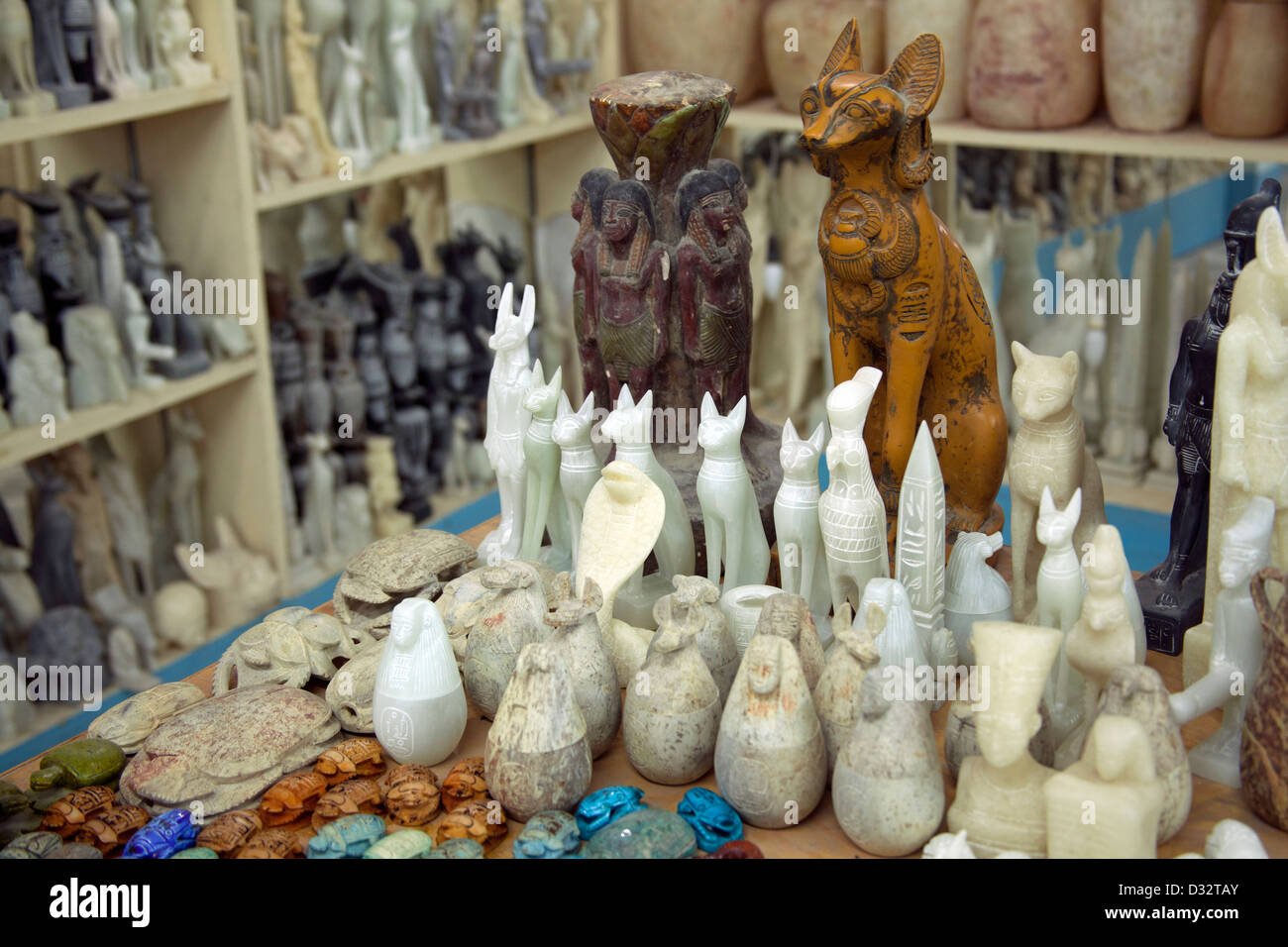 Stone Carving Souvenirs von Pharaonen und Götter auf Verkauf in einen touristischen Geschenkeladen in Luxor vertrackte, Skarabäen, Katzen Stockfoto