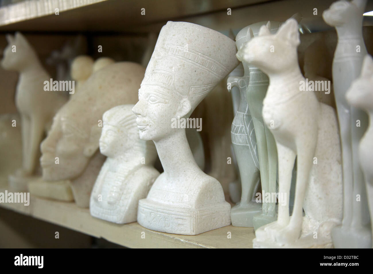 Stone Carving Souvenirs von Pharaonen und Götter auf Verkauf in einen touristischen Geschenkeladen in Luxor vertrackte, Skarabäen, Katzen Stockfoto