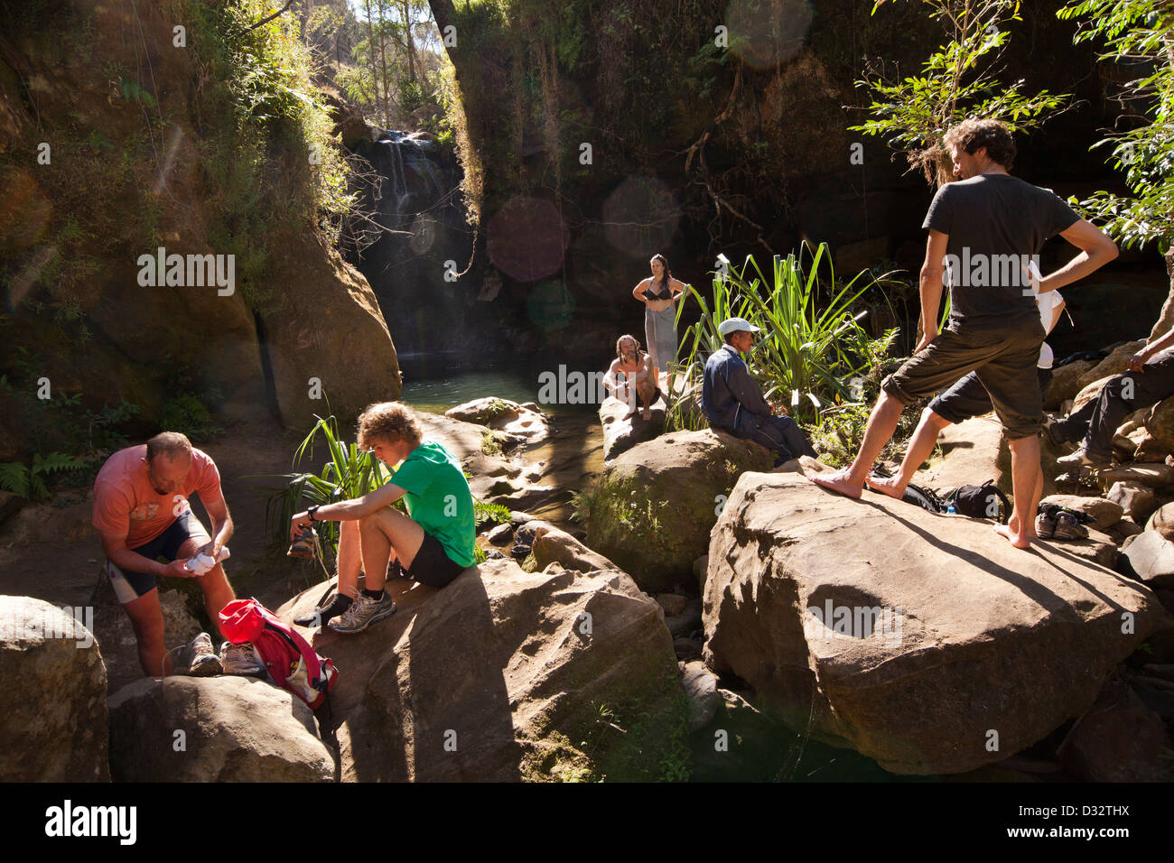 Madagaskar, Parc National de l'Isalo, Namaza, Besucher am Wasserfall Cascade des Nymphes Stockfoto