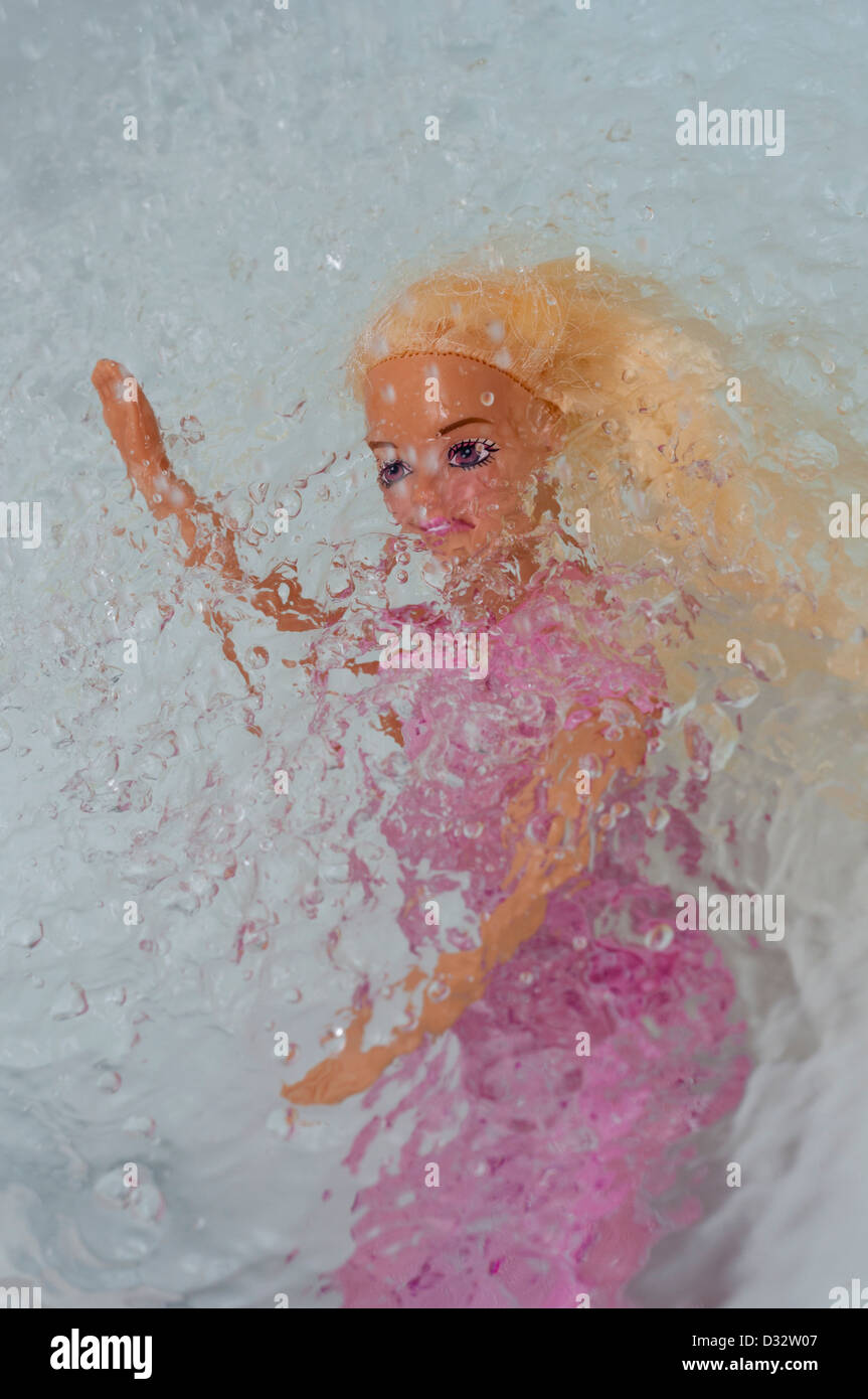 Barbie im Wasser ertrinken Stockfoto