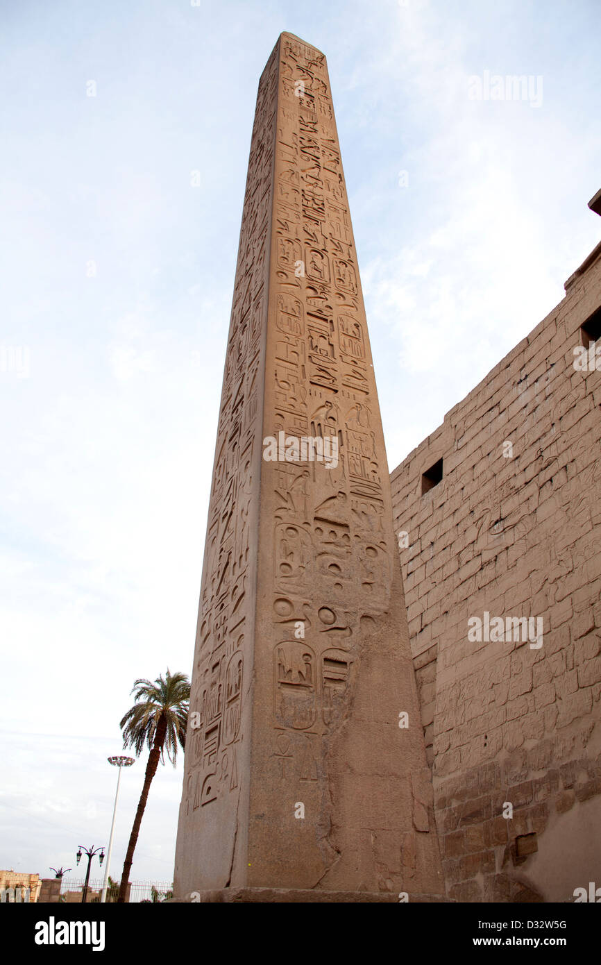 Obelisk am ersten Pylon von Ramses 2. Eingang zum Luxor-Tempel in Ägypten gebaut Stockfoto