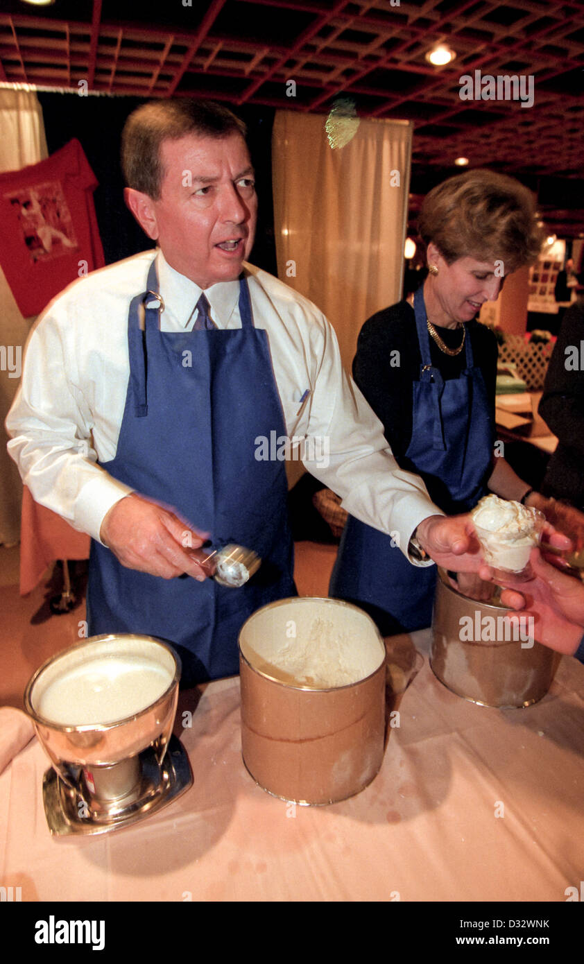 Konservative Republikaner Senator John Ashcroft dient Eis Fans auf dem Weg zum Sieg-Event auf der christlichen Koalition Konferenz 1. Oktober 1999 in Washington, DC. Stockfoto