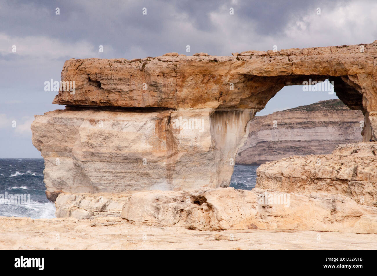 Azure Window rock Formation, Dwejra, im Landesinneren Meer, Gozo, Malta, grauer Himmel, moderate Meer Stockfoto