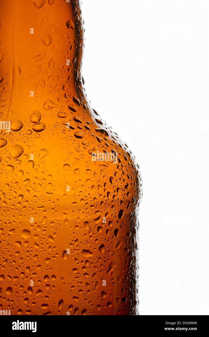 Wassertropfen auf gekühlte transparente braune Bierflasche Stockfoto