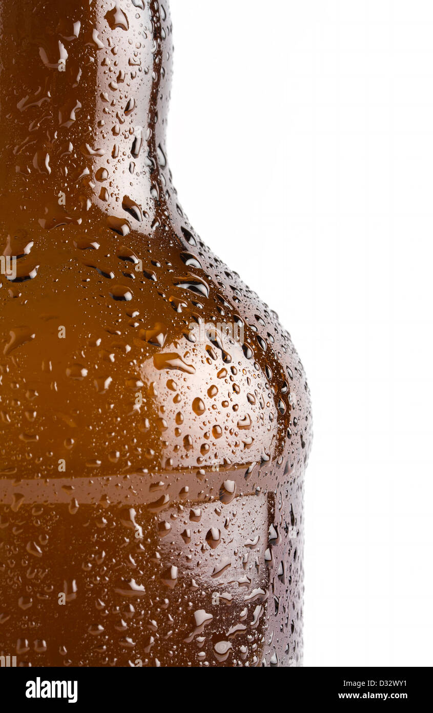 Wassertropfen auf gekühlte braune Bierflasche Stockfoto